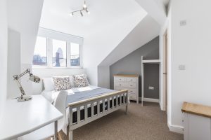 Beautiful En-suite Room Available in Woodhouse! image